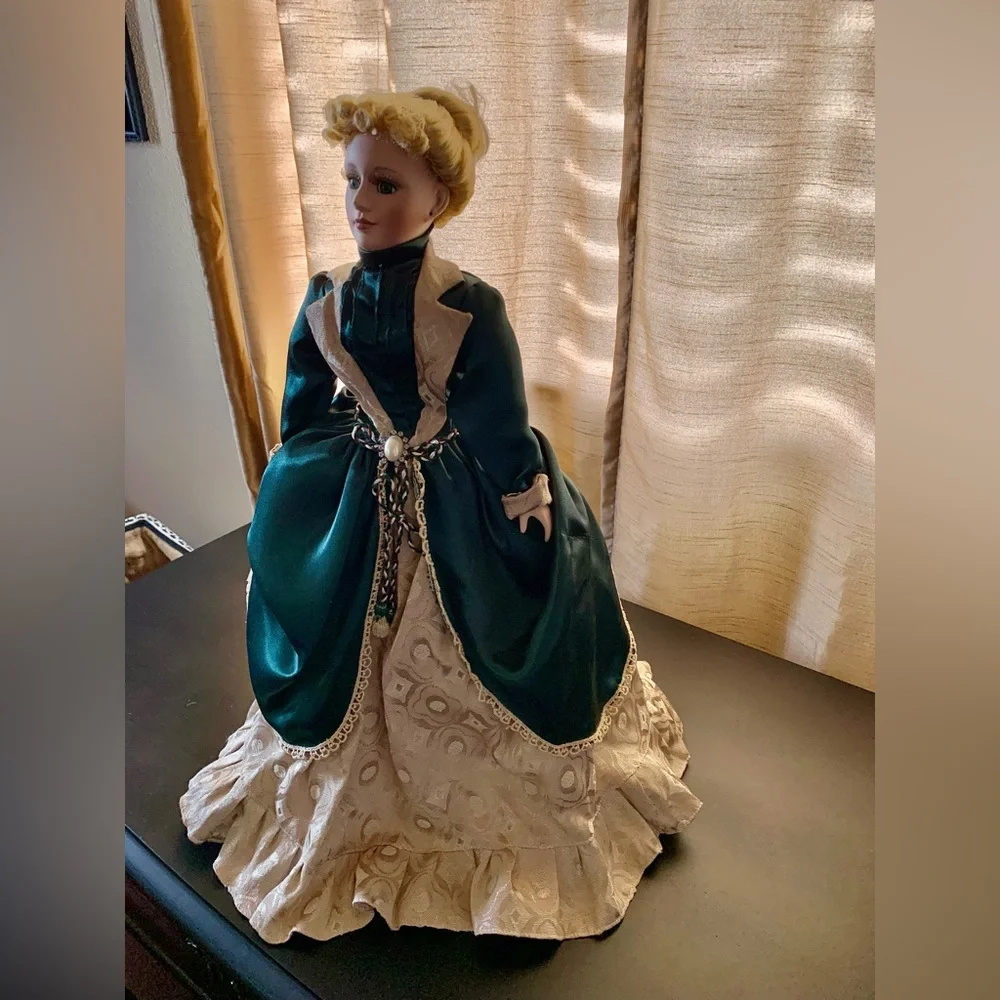 New in box. Elegant Victorian Porcelain Doll in Green and Cream Dress. Stand inc - Picture 7 of 13